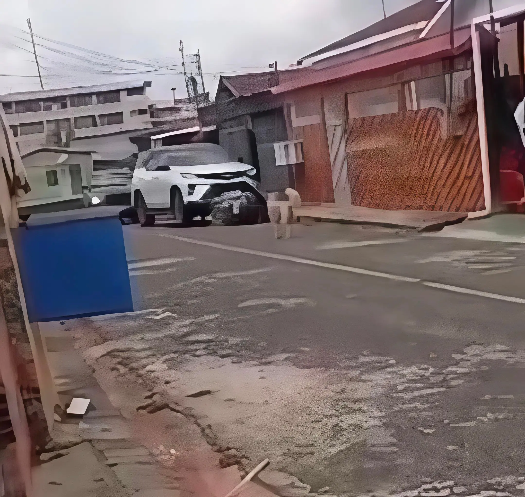 Mulher destrói moto de suposta amante do marido; veja flagra