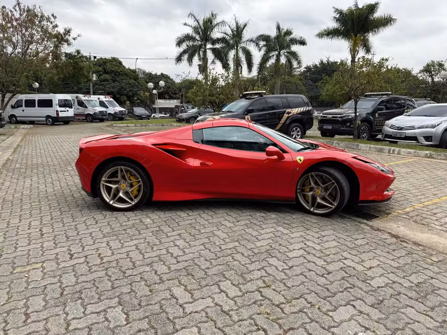 Fraude do INSS: operação da PF apreende dinheiro e carros de luxo