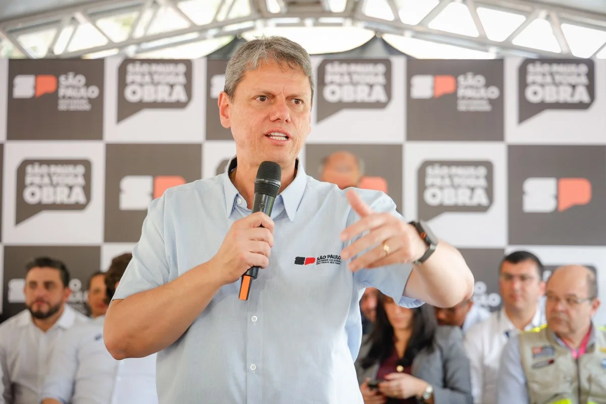 Tarcísio pede desculpas após brincadeira sobre metanol