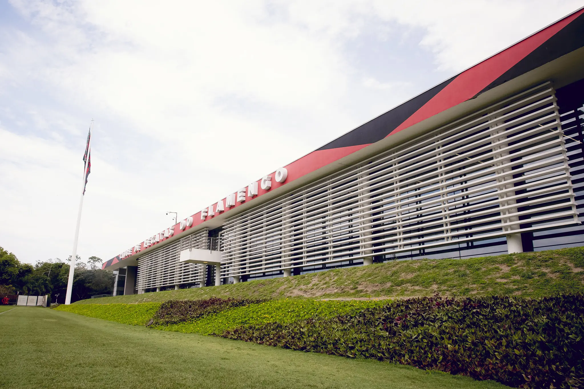 Justiça do Rio absolveu sete réus do incêndio no Ninho do Urubu, que aconteceu em 2019 (Foto: Adriano Fontes / Flamengo)