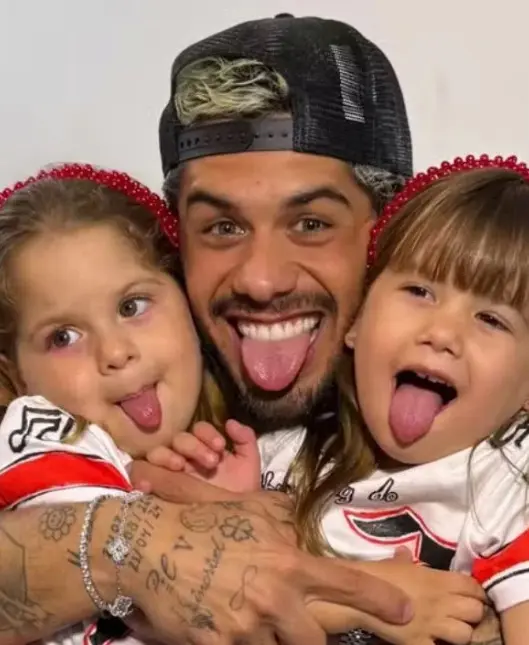 Zé Felipe com as filhas (redes sociais)