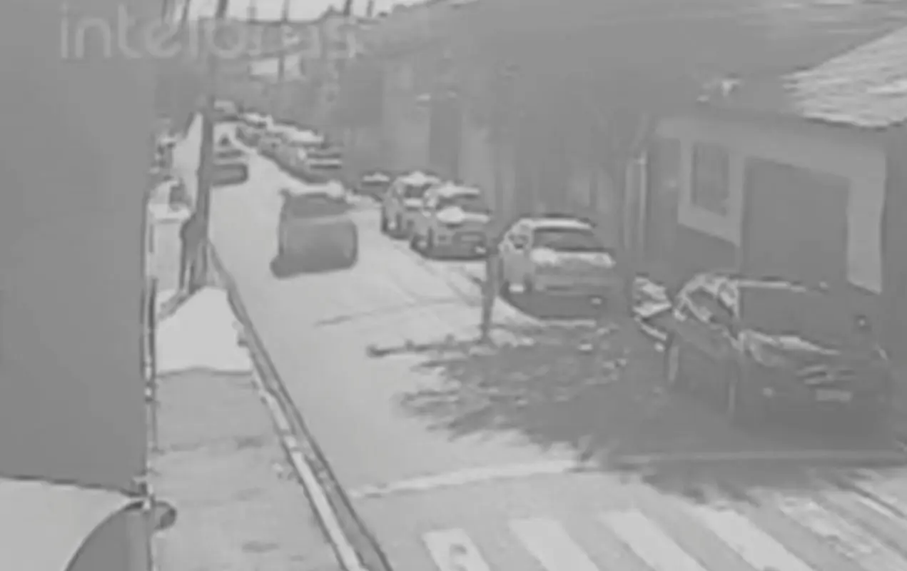 Câmera de segurança flagrou o suspeito caminhando pela rua após cometer o crime em uma clínica (Foto: Reprodução)