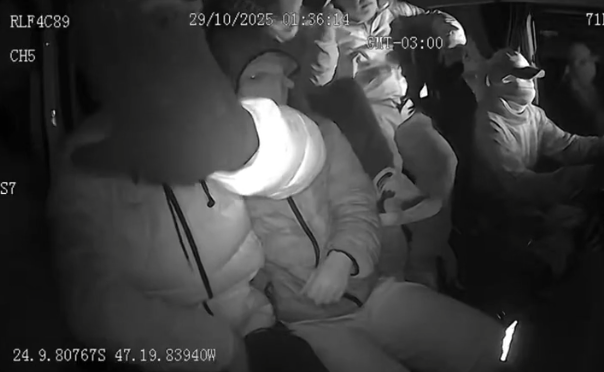 Caminhoneiro foi mantido refém por cinco criminosos que tentavam roubar carga (Foto: Reprodução)