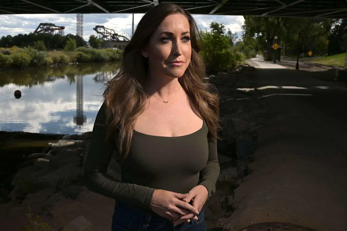 Jornalista tem foto usada em golpe romântico e acaba sendo perseguida por idoso