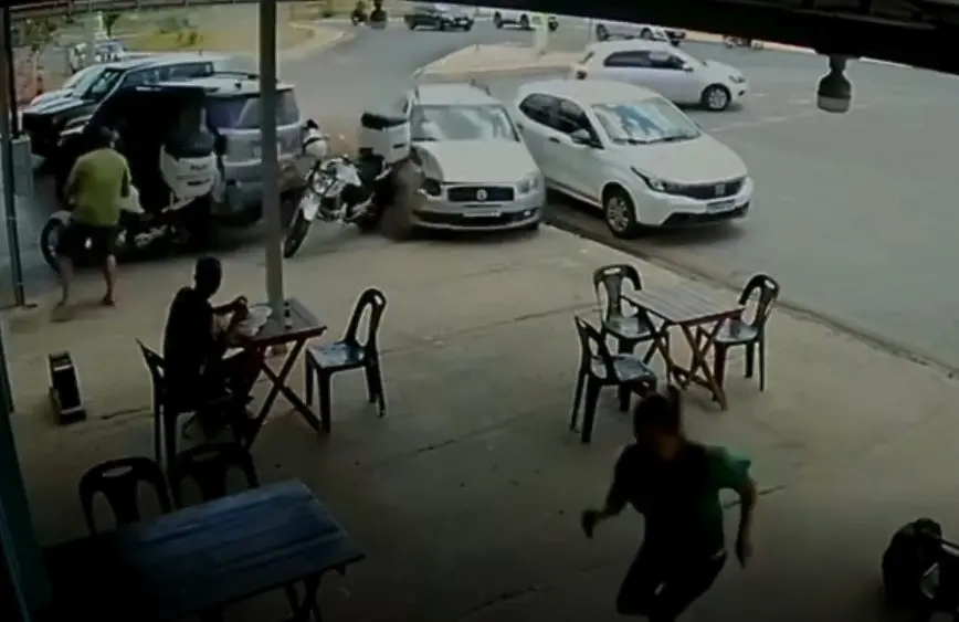 Carro desgovernado invade calçada e atinge veículos, mesas e cadeiras (Foto: Reprodução)