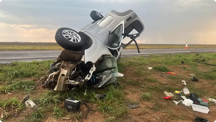 Caminhonete e carro batem de frente e motorista acaba morto em meio às ferragens (Foto: Divulgação)