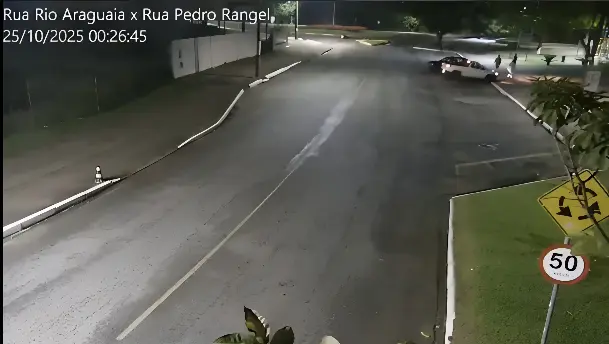 Moto perde o controle e casal de noivos morrem na hora após serem arremessados (Foto: Reprodução Câmera de Segurança)