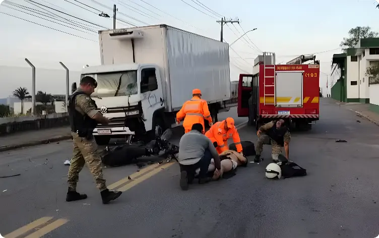Motociclista fica ferido em batida impressionante de frente com caminhão (Foto: Varginha 24 horas)