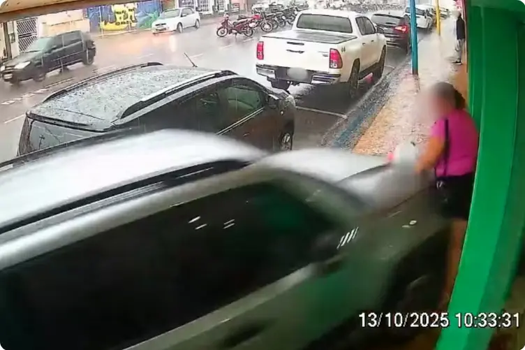Carro perde o controle e atropela pedestre em calçada (Foto: Reprodução Câmera de Segurança)