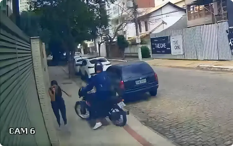 Mulher joga o celular no chão ao perceber assalto (Foto: Reprodução Câmera de Segurança)