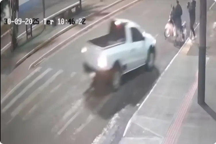 Homem tenta atropelar ex-companheira, mas acerta amiga dela no Mato Grosso do Sul (Foto: RB em Tempo Real/Reprodução)