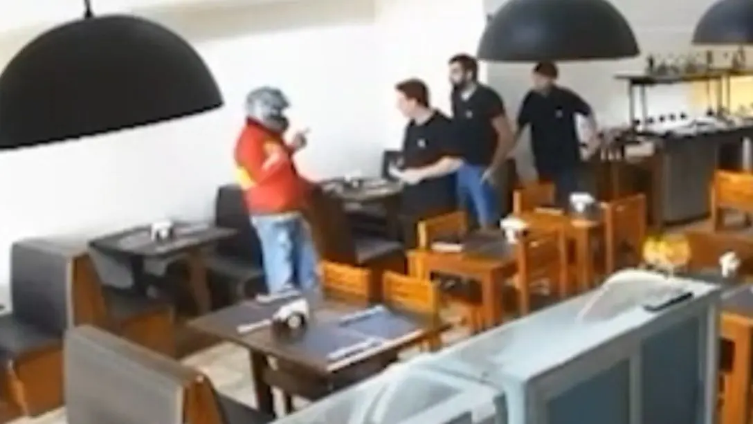 Homem é salvo por colete à prova de balas em tentativa de assalto à restaurante (Foto: Reprodução)