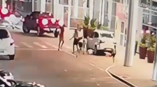 Câmera de segurança mostra Júlio César sendo executado na frente de shopping (Foto: Reprodução)