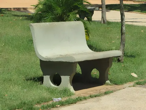 Homem é preso dormindo em banco de praça após jogar namorada de viaduto (Foto: Reprodução)