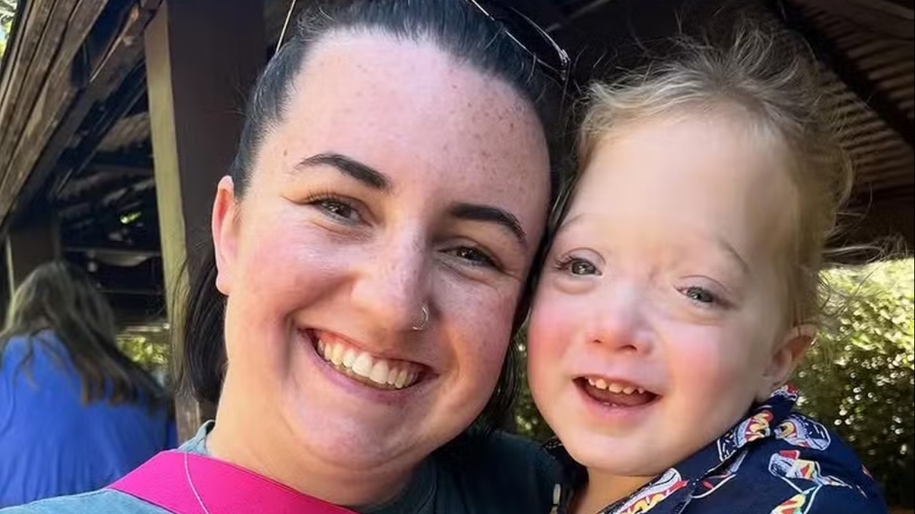 Bebê com criança após cirurgia.