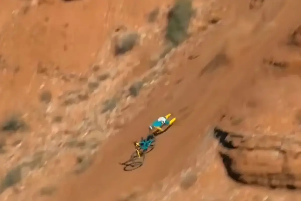 Ciclista tenta manobra arriscada e despenca penhasco (Foto: Reprodução)