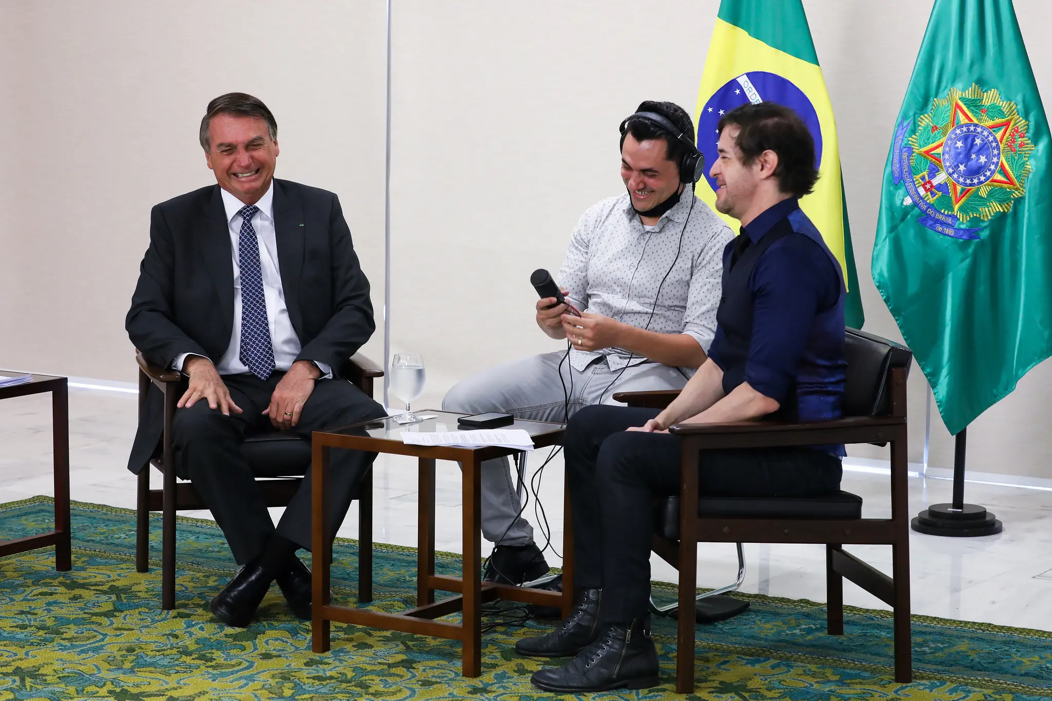 Bolsonaro em entrevista quando ainda era presidente (Foto: Clauber Cleber Caetano/PR)