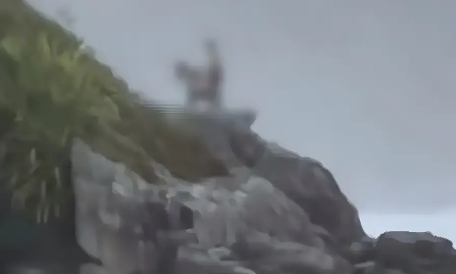 Casal é flagrado em momento íntimo sobre as pedras em litoral (Foto: Reprodução Redes Sociais)
