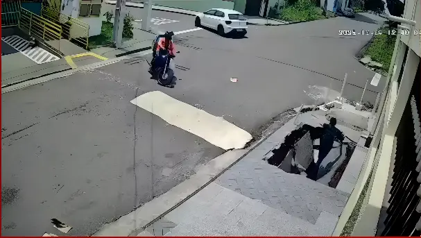 Homem é 'engolido' por calçada após chão ceder (Foto: Reprodução Redes Sociais)