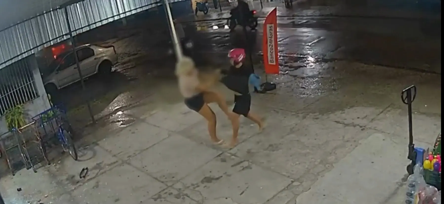 Trabalhadora percebe arma falsa e espanca ladrão