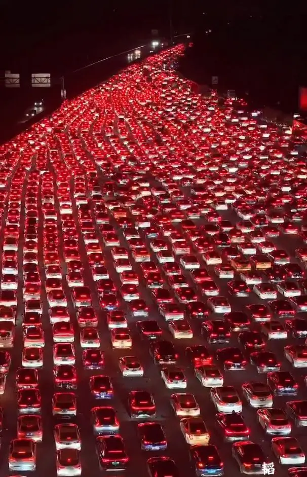 Congestionamento ocupa 36 faixas e deixa motoristas parados mais de 24h; veja
