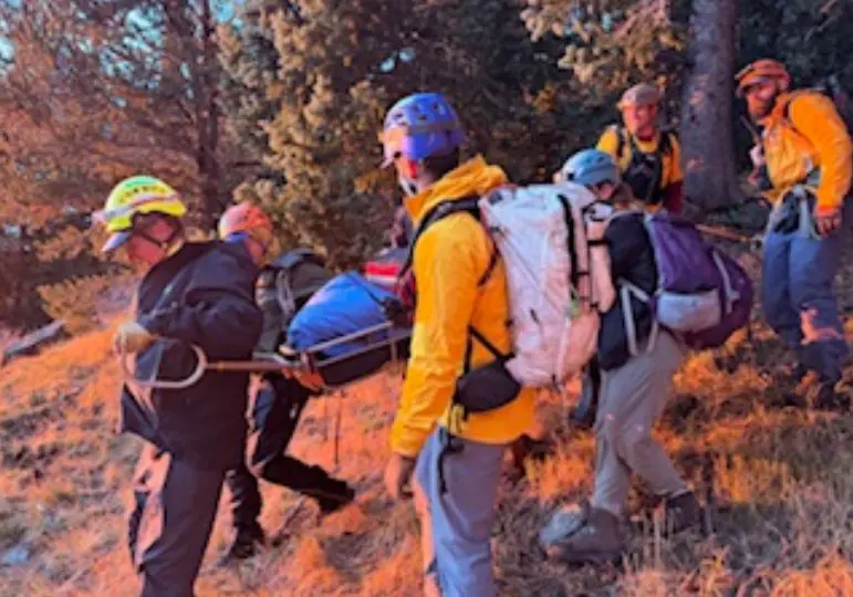 Selfie quase fatal: dupla é atingida por raio em montanha após tentar tirar foto
