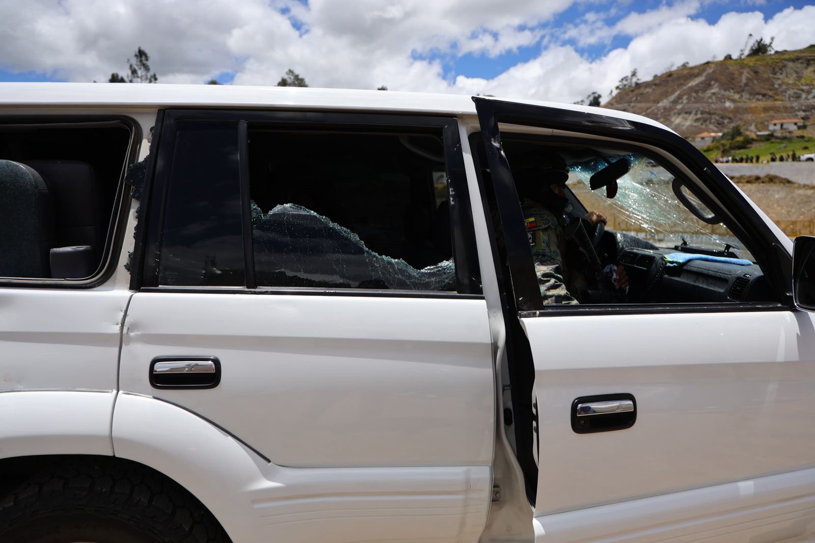 Um dos carros da comitiva do presidente do Equador, Daniel Noboa, que foi brutalmente atacado