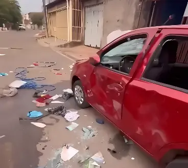 Adolescentes destroem carro de voluntária de abrigo após discussão (Foto: Patrulha e Abordagem DF)