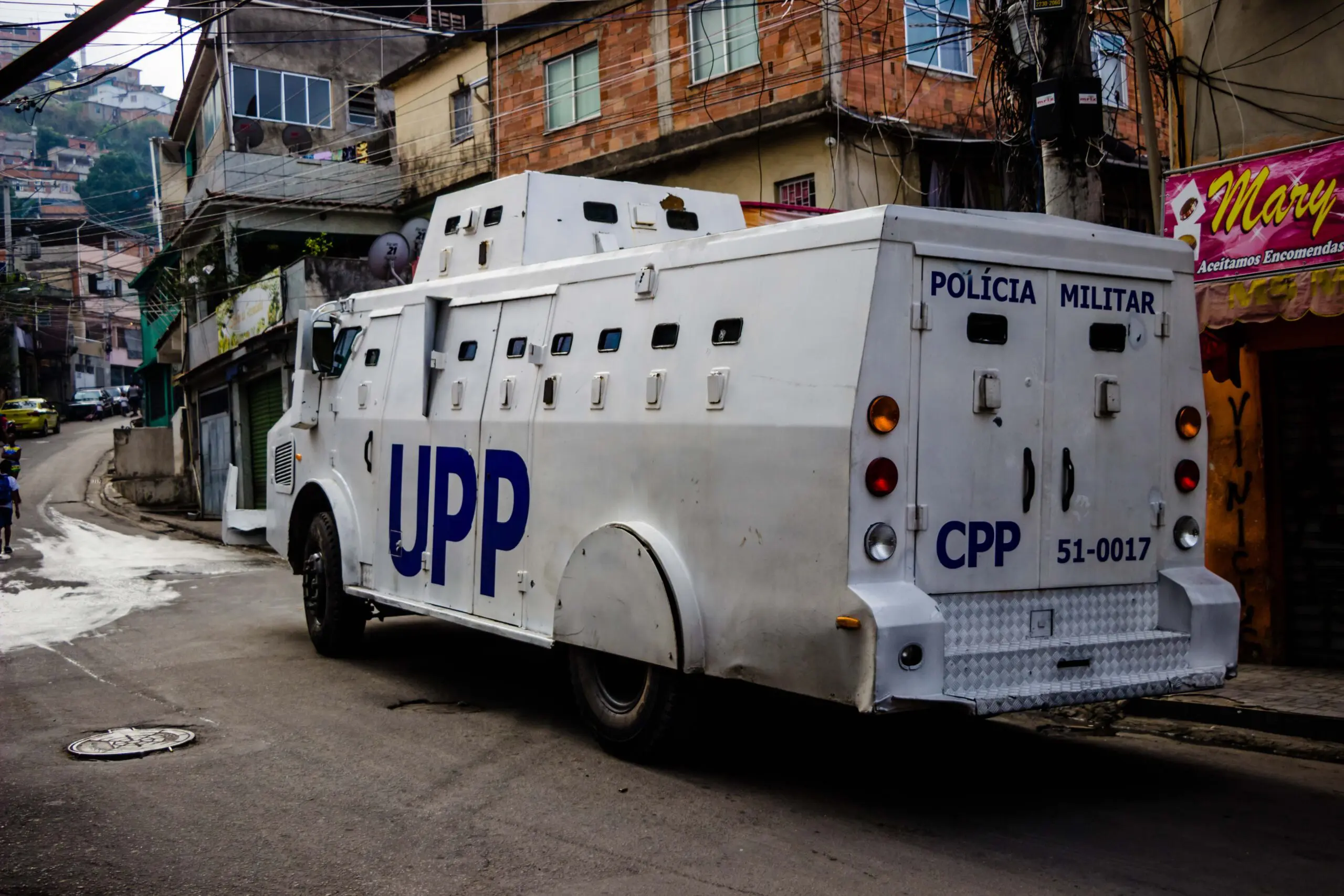 Casal é flagrado em ato sexual na rua durante troca de tiros no RJ (Foto: Renato Moura/Voz Das Comunidades)