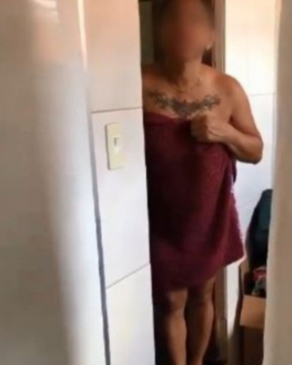Mãe e marido sendo flagrados pela esposa, saindo do banheiro juntos.