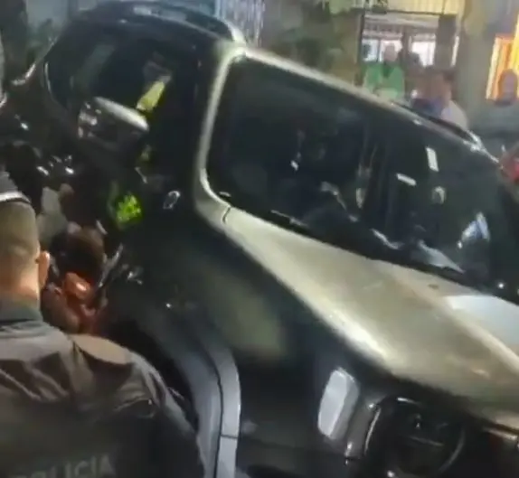 Mulher reagiu a assalto e jogou carro em cima dos dois suspeitos, que ficaram presos embaixo do veículo (Foto: Reprodução / Redes Sociais)