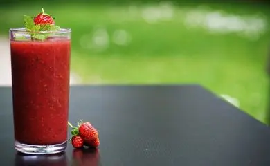 Criança é internada às pressas após beber suco com cacos de vidro