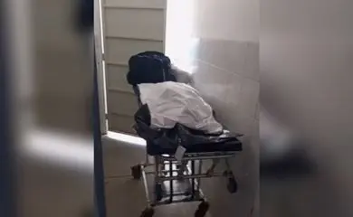 Vídeo: homem se revolta por precisar remover corpo de maca para filha ser atendida