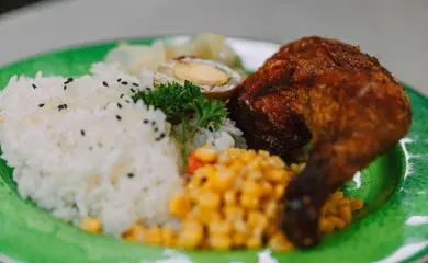 Filho tenta agredir a própria mãe após ela se recusar a fazer almoço