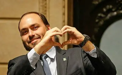 Carlos Bolsonaro perde a paciência e expõe bastidores da direita