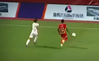 Jogador quebra o pescoço após empurrão em campo; vídeo