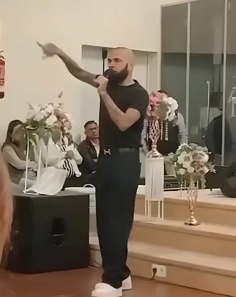 Vazam novas imagens de Daniel Alves pregando em igreja na Espanha (Foto: Reprodução)