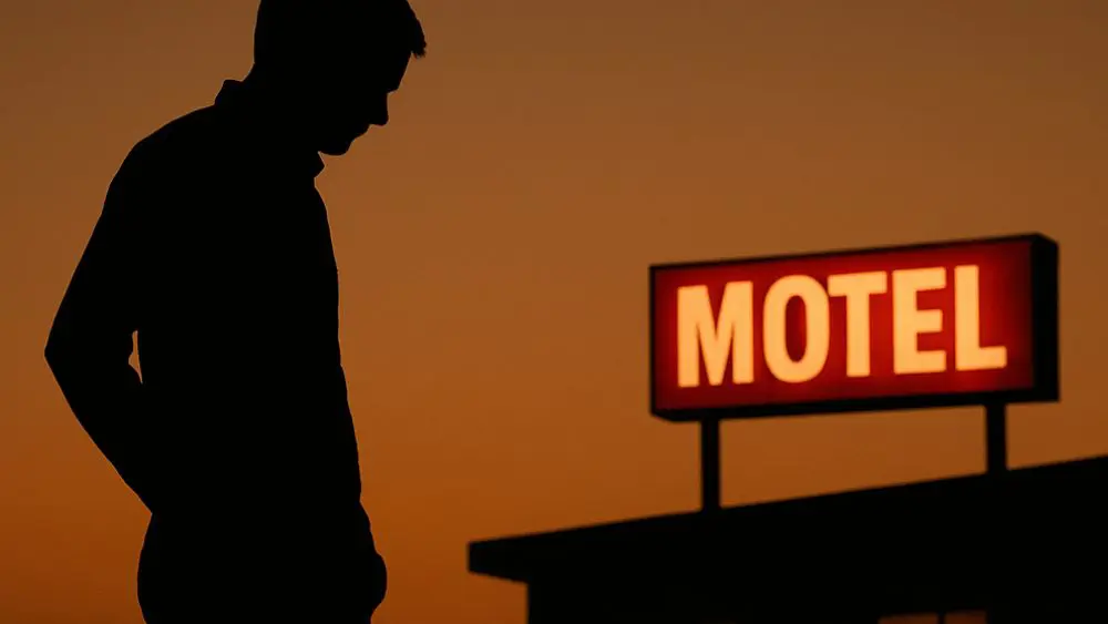 Após noite quente em motel, homem acorda sem dinheiro e sem mulher