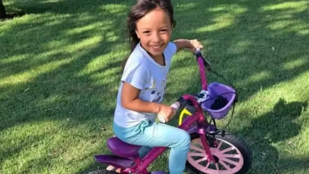 Menina de 5 anos é encontrada enterrada no quintal; mãe e padrasto são presos
