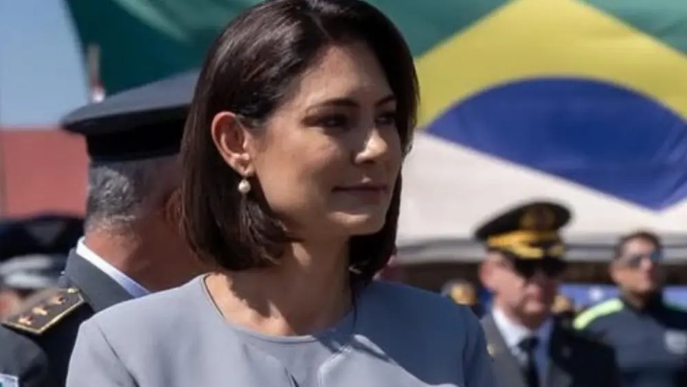 Michelle Bolsonaro ironiza ação de Lindbergh Farias: ‘Ele me ama’