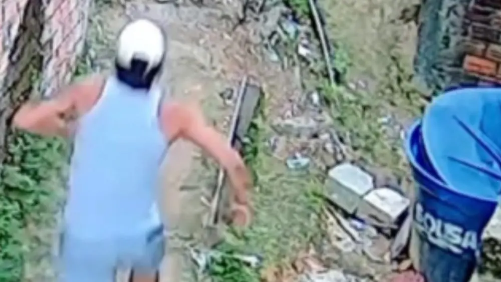 Homem que tentou abusar de jovem em beco fugiu com ajuda do pai; veja vídeo