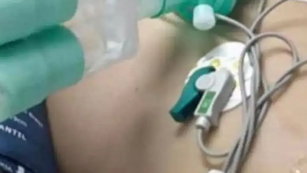 Pai celebra ‘milagre’ após menino agredido pelo padrasto sair do coma