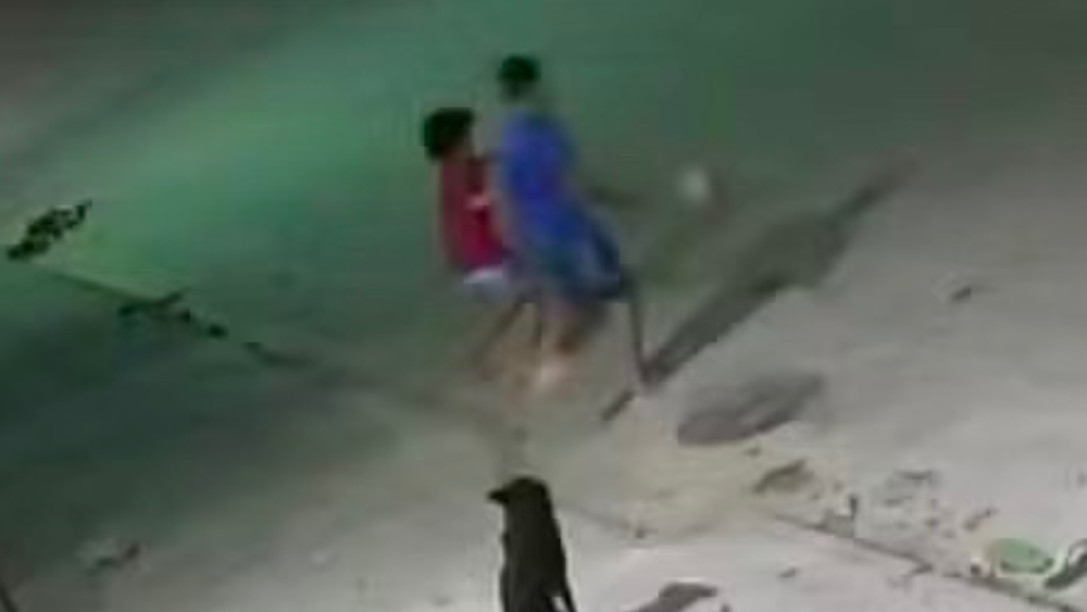 Vídeo: menino de 10 anos morre atropelado ao correr atrás de bola; motorista foi liberado