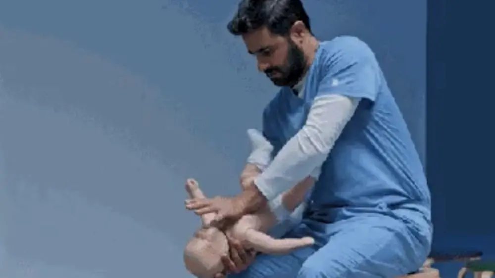 Novas diretrizes alteram manobras de desengasgo para bebês, crianças e adultos; confira o novo protocolo
