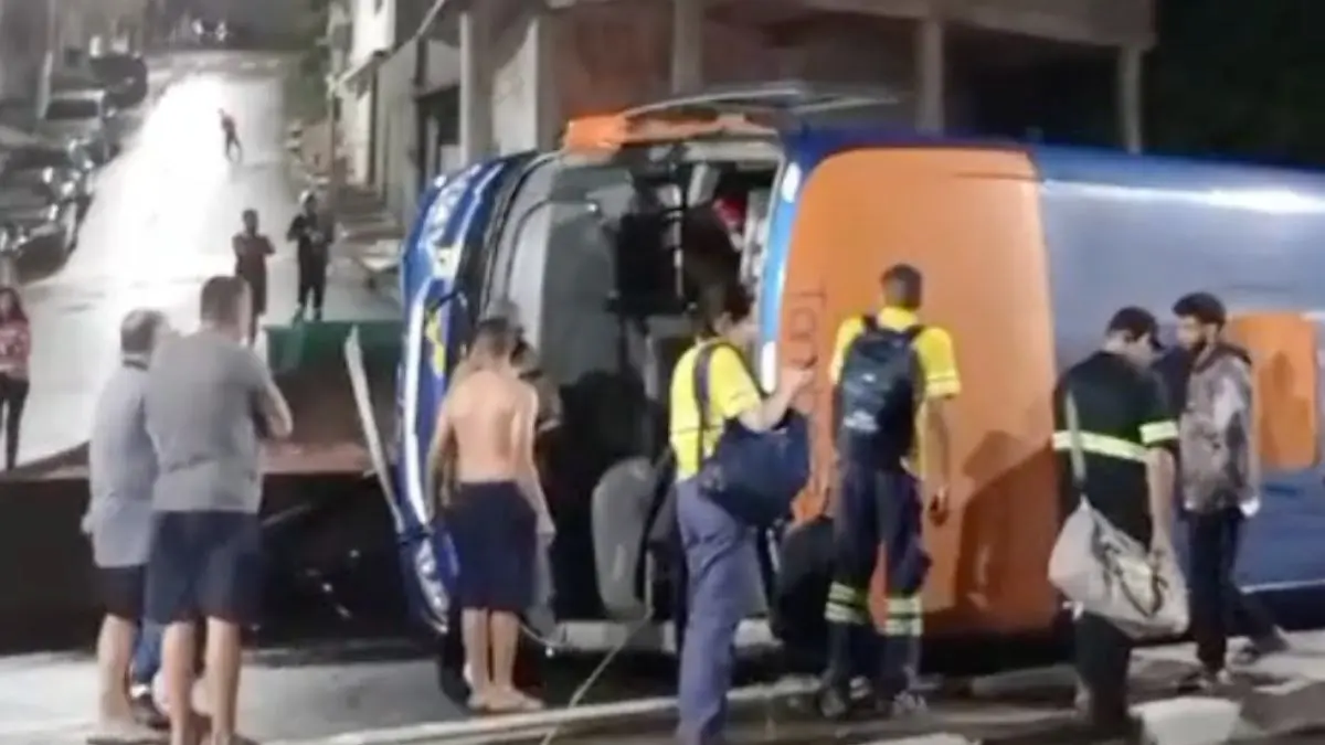Ônibus fretado do Mercado Livre capota na Grande SP