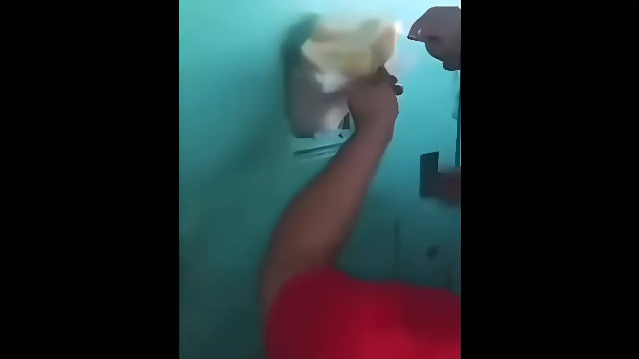 Detentos tentam queimar vivos presos envolvidos em morte de criança. Veja o vídeo