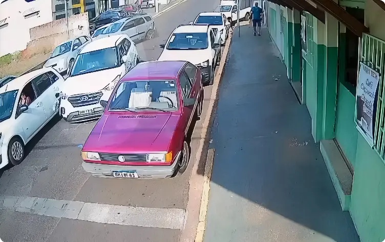 homem confunde pedais de carro e causa engavetamento de cinco veículos (Foto: Câmera de Segurança)
