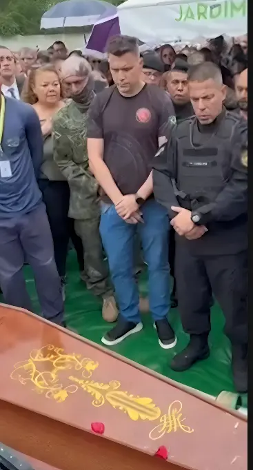 Policial do BOPE morto em megaoperação é enterrado sob forte comoção (Foto: Reprodução)