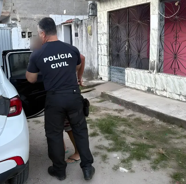 Após dois anos foragido, homem suspeito de violentar enteada é preso ( Foto: Reprodução PC/AL)
