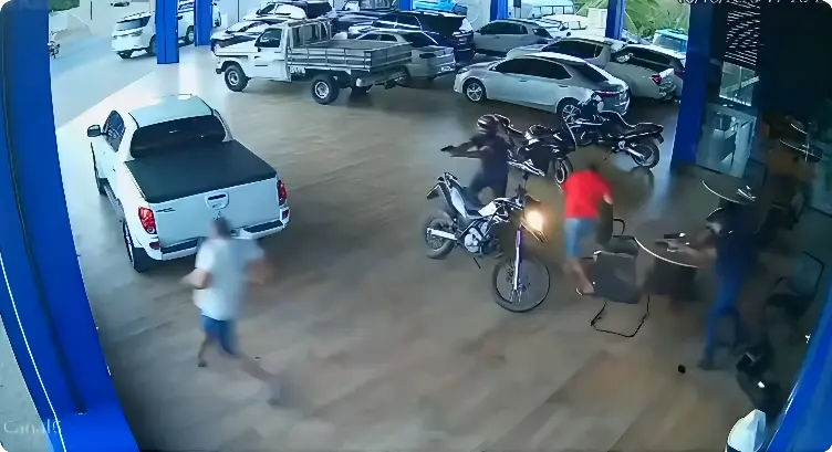 Dono de loja de carros é executado em ação impressionante (Foto: Reprodução)